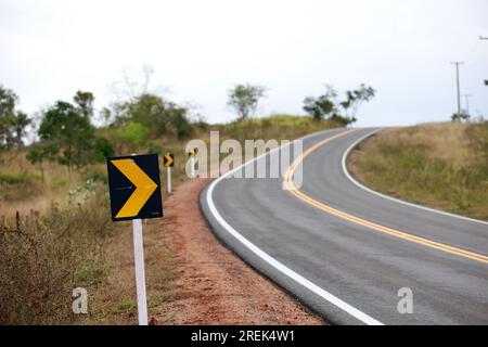 Itaju do colonia, bahia, brésil - 23 juillet 2023 : panneau sur l'autoroute nationale BA 667 dans la ville d'Itaju do Colonia dans le sud de Bahia. Banque D'Images