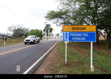 Itaju do colonia, bahia, brésil - 23 juillet 2023 : panneau sur l'autoroute nationale BA 667 dans la ville d'Itaju do Colonia dans le sud de Bahia. Banque D'Images