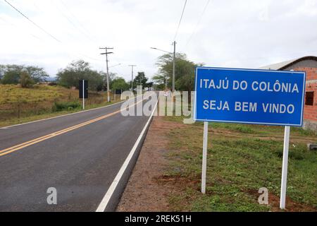 Itaju do colonia, bahia, brésil - 23 juillet 2023 : panneau sur l'autoroute nationale BA 667 dans la ville d'Itaju do Colonia dans le sud de Bahia. Banque D'Images