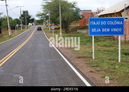 Itaju do colonia, bahia, brésil - 23 juillet 2023 : panneau sur l'autoroute nationale BA 667 dans la ville d'Itaju do Colonia dans le sud de Bahia. Banque D'Images