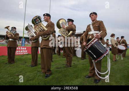 Kingston upon Hull, Royaume-Uni. 28 juillet 2023. Les cadets de l'armée jouent pour la foule avant le match de la Betfred Super League Round 20 Hull KR vs Castleford Tigers au Sewell Group Craven Park, Kingston upon Hull, Royaume-Uni, le 28 juillet 2023 (photo de James Heaton/News Images) à Kingston upon Hull, Royaume-Uni le 7/28/2023. (Photo de James Heaton/News Images/Sipa USA) crédit : SIPA USA/Alamy Live News Banque D'Images