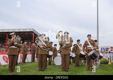 Kingston upon Hull, Royaume-Uni. 28 juillet 2023. Les cadets de l'armée jouent pour la foule avant le match de la Betfred Super League Round 20 Hull KR vs Castleford Tigers au Sewell Group Craven Park, Kingston upon Hull, Royaume-Uni, le 28 juillet 2023 (photo de James Heaton/News Images) à Kingston upon Hull, Royaume-Uni le 7/28/2023. (Photo de James Heaton/News Images/Sipa USA) crédit : SIPA USA/Alamy Live News Banque D'Images