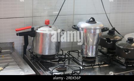 salvador, bahia, brésil - 16 juillet 2023 : autocuiseur sur une cuisinière dans un appartement. Banque D'Images