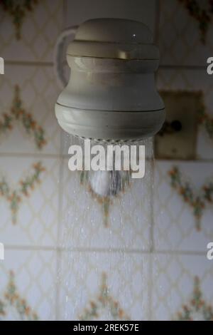 salvador, bahia, brésil - 16 juillet 2023 : douche électrique dans une salle de bains d'appartement dans la ville de Salvador. Banque D'Images