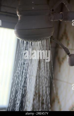 salvador, bahia, brésil - 16 juillet 2023 : douche électrique dans une salle de bains d'appartement dans la ville de Salvador. Banque D'Images