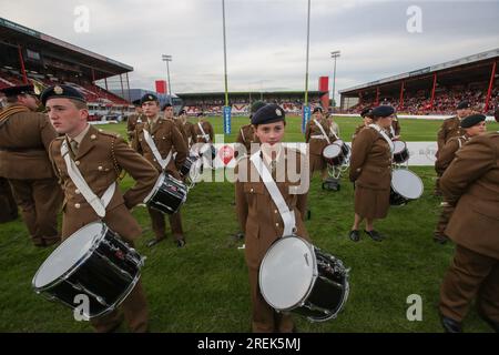 Kingston upon Hull, Royaume-Uni. 28 juillet 2023. Les cadets de l'armée jouent pour la foule avant le match de la Betfred Super League Round 20 Hull KR vs Castleford Tigers au Sewell Group Craven Park, Kingston upon Hull, Royaume-Uni, le 28 juillet 2023 (photo de James Heaton/News Images) à Kingston upon Hull, Royaume-Uni le 7/28/2023. (Photo de James Heaton/News Images/Sipa USA) crédit : SIPA USA/Alamy Live News Banque D'Images