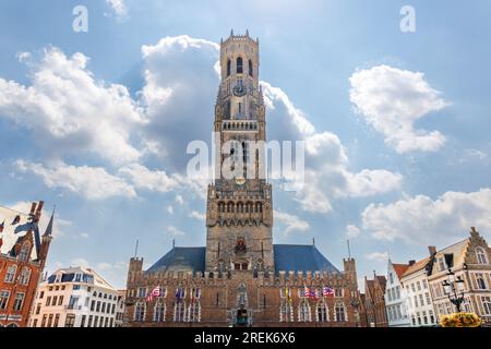 Le beffroi de Bruges, un clocher médiéval dans le centre de Bruges, Belgique. L'un des symboles les plus importants de la ville, le beffroi abritait autrefois un t Banque D'Images