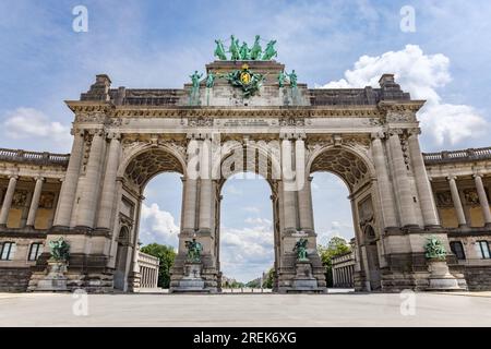 Le Cinquantenaire Memorial Arcade dans le centre du Parc du Cinquantenaire, Bruxelles, Belgique avec le texte « ce monument a été érigé en 1905 pour Banque D'Images