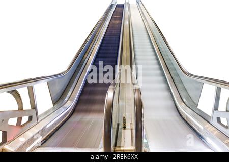 Photographie longue exposition d'escalators en mouvement isolé sur fond blanc Banque D'Images