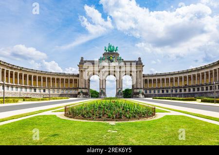 Le Cinquantenaire Memorial Arcade dans le centre du Parc du Cinquantenaire, Bruxelles, Belgique avec le texte « ce monument a été érigé en 1905 pour Banque D'Images