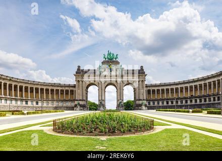 Le Cinquantenaire Memorial Arcade dans le centre du Parc du Cinquantenaire, Bruxelles, Belgique avec le texte « ce monument a été érigé en 1905 pour Banque D'Images