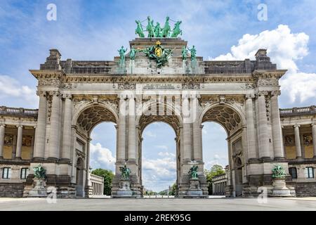 Le Cinquantenaire Memorial Arcade dans le centre du Parc du Cinquantenaire, Bruxelles, Belgique avec le texte « ce monument a été érigé en 1905 pour Banque D'Images