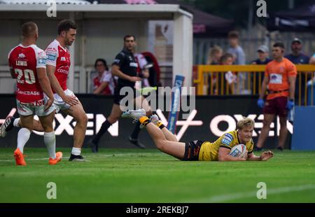 Castleford Tigers Will Tate marque un essai lors du match de Betfred Super League au Sewell Group Craven Park, Hull. Date de la photo : Vendredi 28 juillet 2023. Banque D'Images