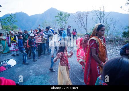 Les Indiens font une commémoration heureuse d'un mariage sur la route dans un petit village à Adhora Village sur la vallée de Nandhour, Kumaon Hills, Uttarakha Banque D'Images