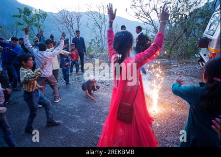 Les Indiens font une commémoration heureuse d'un mariage sur la route dans un petit village à Adhora Village sur la vallée de Nandhour, Kumaon Hills, Uttarakha Banque D'Images