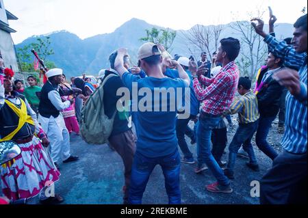 Les Indiens font une commémoration heureuse d'un mariage sur la route dans un petit village à Adhora Village sur la vallée de Nandhour, Kumaon Hills, Uttarakha Banque D'Images