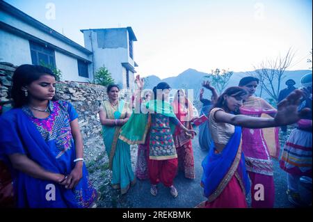 Les Indiens font une commémoration heureuse d'un mariage sur la route dans un petit village à Adhora Village sur la vallée de Nandhour, Kumaon Hills, Uttarakha Banque D'Images