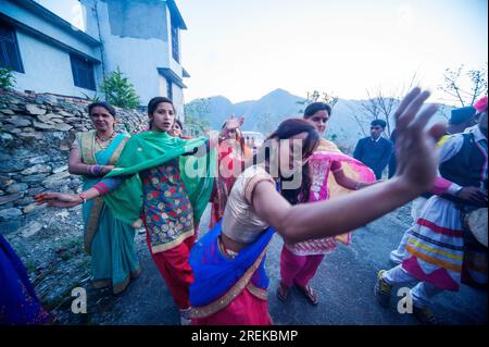 Les Indiens font une commémoration heureuse d'un mariage sur la route dans un petit village à Adhora Village sur la vallée de Nandhour, Kumaon Hills, Uttarakha Banque D'Images