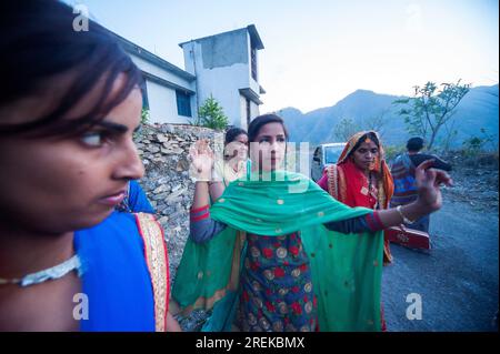 Les Indiens font une commémoration heureuse d'un mariage sur la route dans un petit village à Adhora Village sur la vallée de Nandhour, Kumaon Hills, Uttarakha Banque D'Images