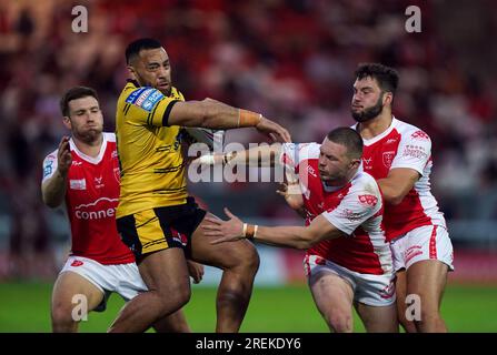 Castleford Tigers Suaia Matagi est affronté lors du match de Betfred Super League au Sewell Group Craven Park, Hull. Date de la photo : Vendredi 28 juillet 2023. Banque D'Images