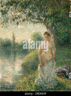 Titre : le baigneur Créateur : Camille Pissarro Date : 1895 contenu : un portrait d'une jeune femme se baignant dans un ruisseau. La femme porte une robe blanche et se tient debout dans une piscine d'eau. Le fond de la peinture est une forêt. Dimensions : 35,3 x 27,3 cm support : huile sur toile lieu : National Gallery of Art, Washington, D.C. Banque D'Images