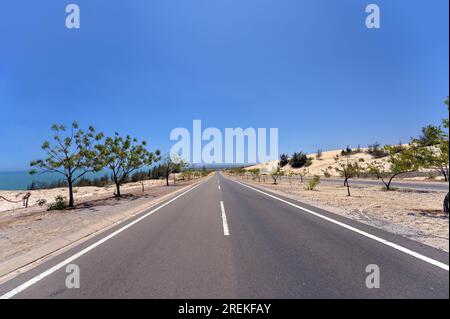 Lonely Sand Dune Highway : MUI ne à CA Na Coast Road, Mui ne, Vienam Banque D'Images