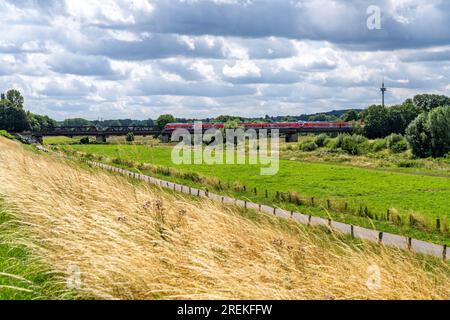 Le Styrumer Ruhrbogen, le long de la Ruhr, juste avant la frontière de la ville avec Duisburg, au Kaiserberg, ponts ferroviaires, NRW, Allemagne Banque D'Images