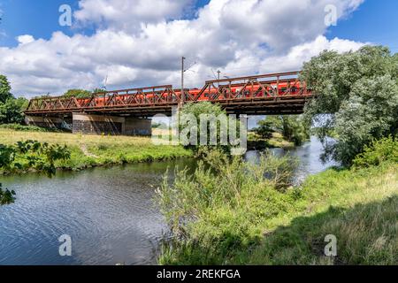 Le Styrumer Ruhrbogen, le long de la Ruhr, juste avant la frontière de la ville avec Duisburg, au Kaiserberg, ponts ferroviaires, NRW, Allemagne Banque D'Images