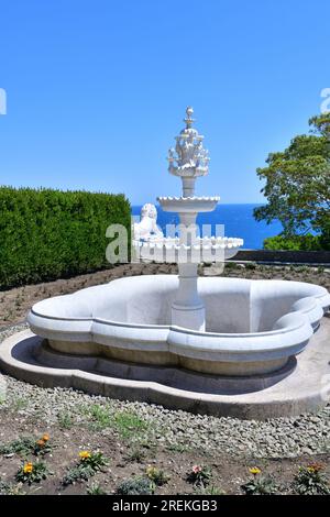 Alupka, Crimée - juillet 06. 2019. Sculpture de fontaine et de lion dans le paysage du parc Vorontsovsky Banque D'Images