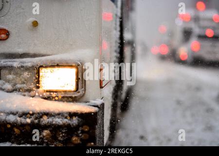 Bus de ville près de la rue couverte de neige, tempête de neige espace copie de transport public Banque D'Images