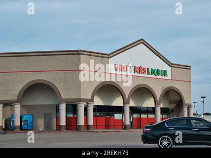 Houston, Texas États-Unis 07-04-2023, Uno Mas Liquor vitrine extérieur à Houston, TX. Magasin d'alcool local et parking. Banque D'Images