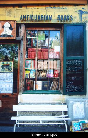 Shakespeare and Company. Extérieur du bâtiment de la librairie de Paris. Libraires antiquaires de la rive gauche de livres en langue anglaise. Bibliothèque Paris France Banque D'Images