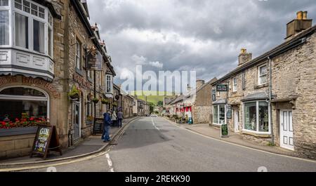 Vue sur Cross Street à Castleton, High Peak District, Derbyshire, Royaume-Uni, le 25 juillet 2023 Banque D'Images