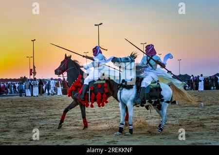 Deux jeunes cavaliers saoudiens en action. Dammam est une ville dans Saudi Arabia. Banque D'Images