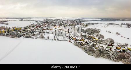 Vue sur Koenigerode en hiver Banque D'Images