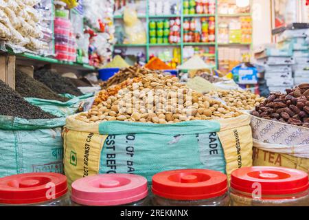 Sokalipura, Srinagar, Jammu-et-Cachemire, Inde. 25 octobre 2022. Noix à vendre sur un marché à Srinagar. Banque D'Images