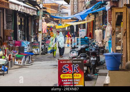 Sokalipura, Srinagar, Jammu-et-Cachemire, Inde. 25 octobre 2022. Des femmes marchent dans une rue commerçante à Srinagar. Banque D'Images