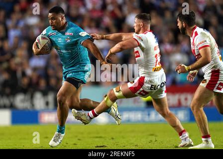 Sam Lisone de Leeds Rhinos (à gauche) tente de passer devant Morgan Knowles de St Helens lors du match de Betfred Super League au Totally Wicked Stadium de St Helens. Date de la photo : Vendredi 28 juillet 2023. Banque D'Images