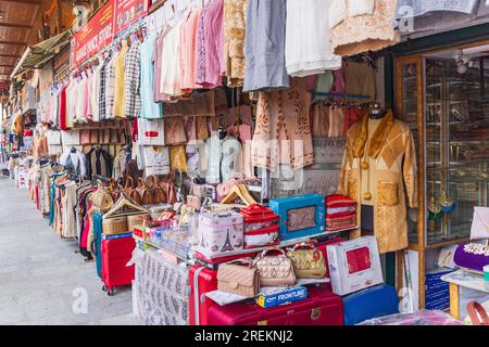 Nowhatta, Srinagar, Jammu-et-Cachemire, Inde. 25 octobre 2022. Un marché de vêtements de plein air à Srinagar. Banque D'Images