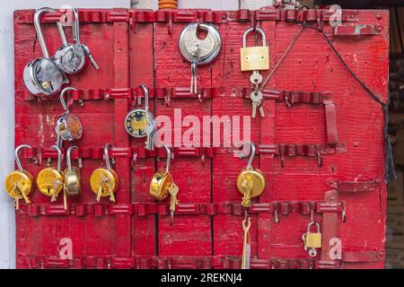 Nowhatta, Srinagar, Jammu-et-Cachemire, Inde. 25 octobre 2022. Cadenas à vendre sur un marché extérieur. Banque D'Images