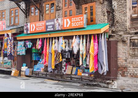 Rainawari, Srinagar, Jammu-et-Cachemire, Inde. 25 octobre 2022. Serviettes suspendues devant un magasin à Srinagar. Banque D'Images