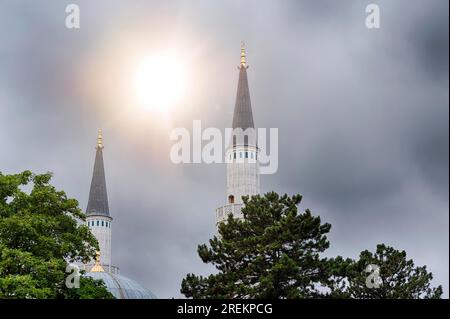 Deux minarets d'une mosquée berlinoise avec le soleil en arrière-plan Banque D'Images