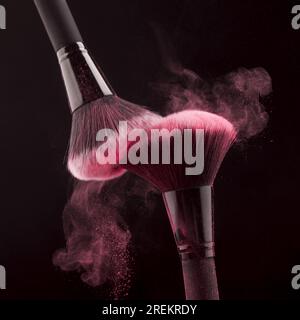 Pinceaux de maquillage en poudre rose tourbillonnante photo sur pik. Résolution et superbe photo de haute qualité Banque D'Images