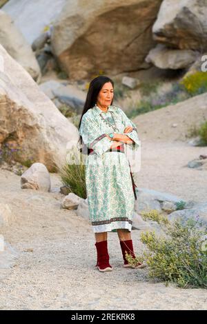 Laughlin, États-Unis d ' Amérique. 14 avril 2023. La secrétaire à l'intérieur des États-Unis, Deb Haaland, observe le lever du soleil au monument national AVI Kwa Ame nouvellement créé, le 14 avril 2023 près de Laughlin, Nevada. Le monument désigné Biden s'étend sur plus de 500 000 hectares dans le sud du Nevada et comprend Spirit Mountain, un pic au nord-ouest de Laughlin appelé AVI Kwa Ame. Crédit : Tami A. Heilemann/États-Unis Département intérieur/Alamy Live News Banque D'Images