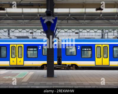 Vue du train à l'intérieur de la gare centrale, Amsterdam, pays-Bas Banque D'Images