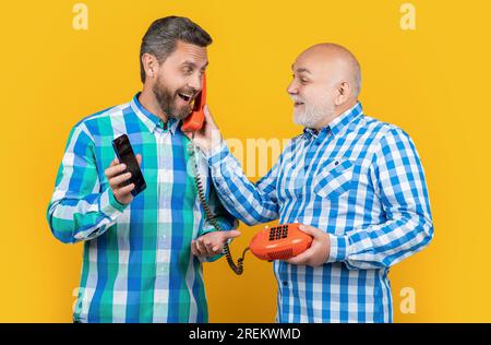 image d'hommes avec appel de contraste téléphonique. hommes avec appel de contraste téléphonique Banque D'Images