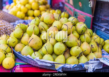 Berna Bugh, Kangan, Jammu-et-Cachemire, Inde. 27 octobre 2022. Poires fraîches sur un marché dans un village de Jammu-et-Cachemire. Banque D'Images