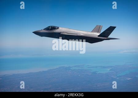 Nord du Queensland, Australie. 23 juillet 2023. Un avion de chasse furtif F-35a Lightning II de la Royal Australian Air Force, affecté au 3e escadron, se prépare à faire le plein d'un KC-30a Multi-Role Tanker transport de la RAAF au cours de l'exercice Talisman Sabre, le 23 juillet 2023 dans le nord de l'Australie. Crédit : TSgt. Eric Summers Jr/U.S. Air Force/Alamy Live News Banque D'Images