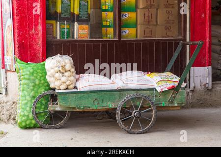 Berna Bugh, Kangan, Jammu-et-Cachemire, Inde. 27 octobre 2022. Une charrette à roues devant un magasin dans un village de Jammu-et-Cachemire. Banque D'Images