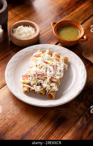 Tacos Dorados. Le plat mexicain également connu sous le nom de Flatas, se compose d'une tortilla de maïs roulé avec un peu de garniture, communément poulet ou boeuf ou option végétarienne Banque D'Images